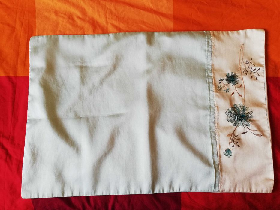 poszewka na poduszkę 49 x 73 cm dekoracyjna ozdobna florystyczny haft