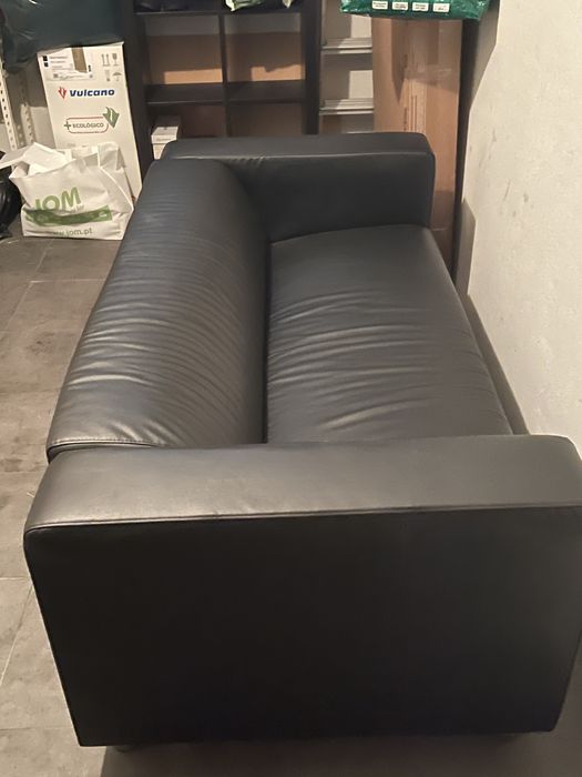 Sofá preto em pele sintetica