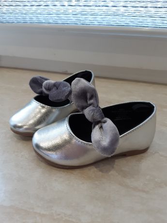 Серебристые туфельки американского бренда для маленькой девочки