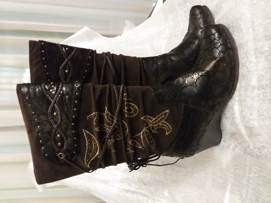 Чоботи жіночі. Сапоги женские.