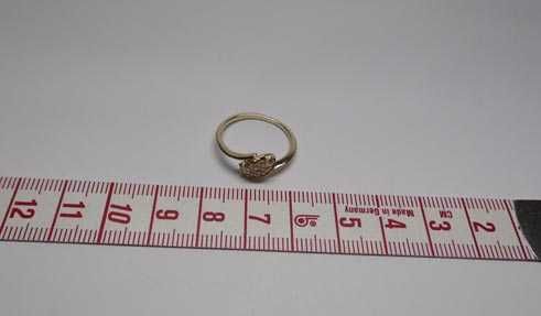 Złoty pierścionek z cyrkoniami R.11