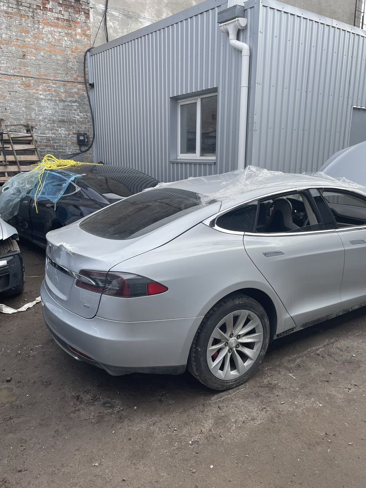 Двері Tesla model S