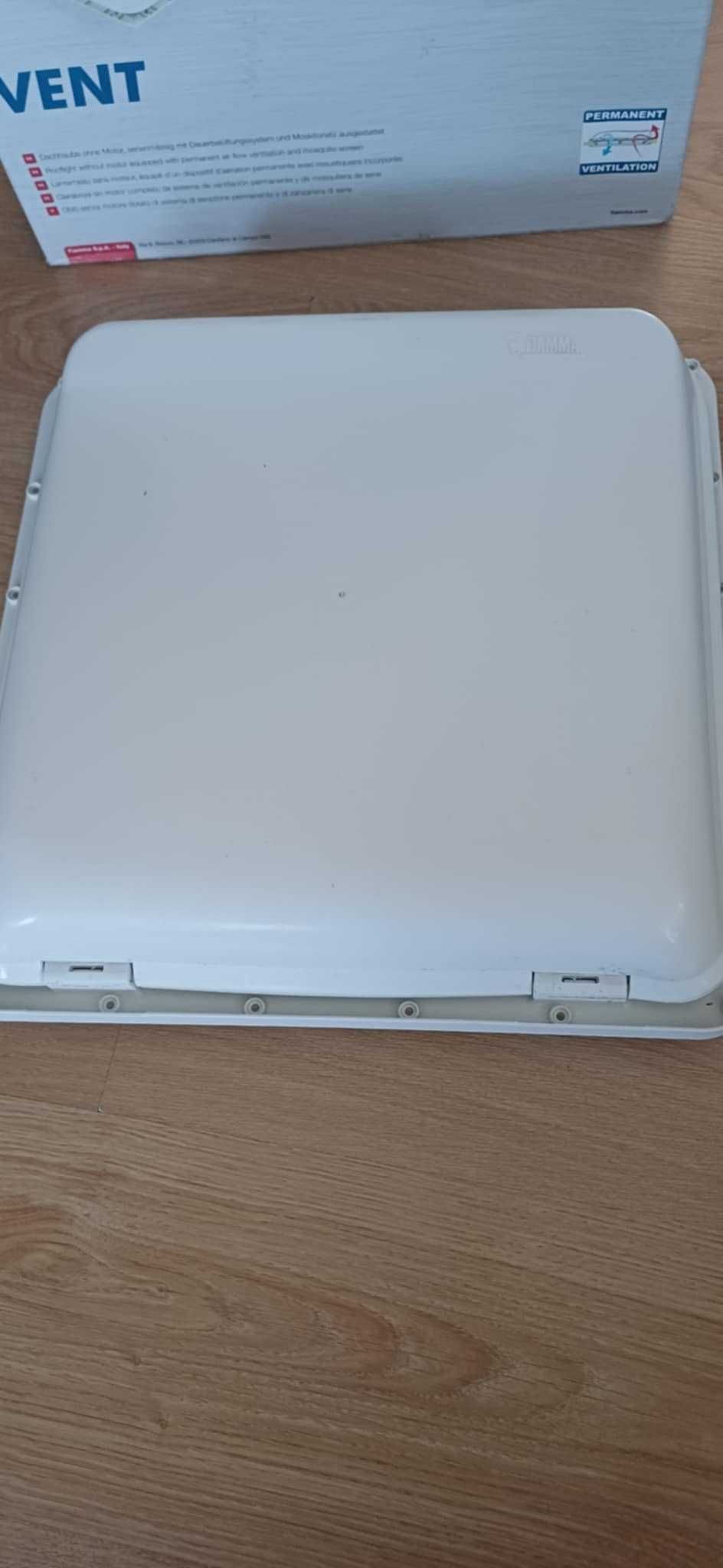 Okno dachowe Fiamma Vent 40x40 przyczepa kempingowa kamper
