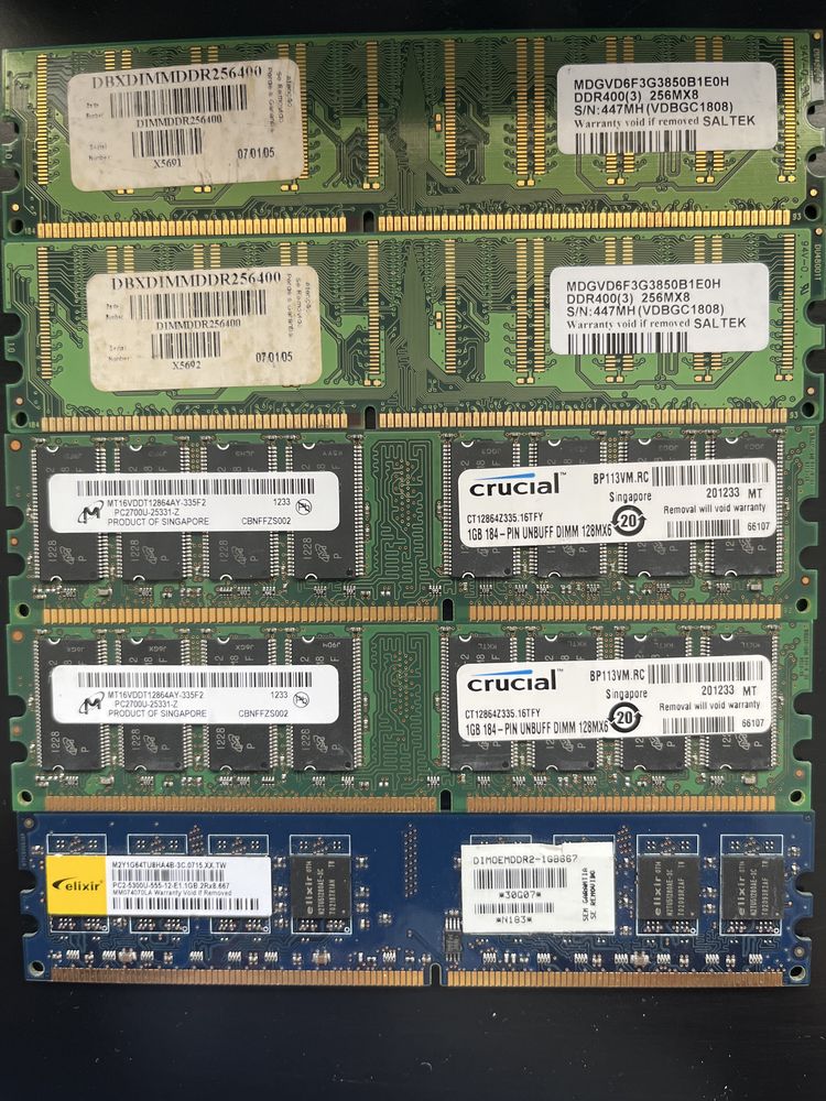 5 chips de RAM retirados de PC: 1GBx3, 256MBx2