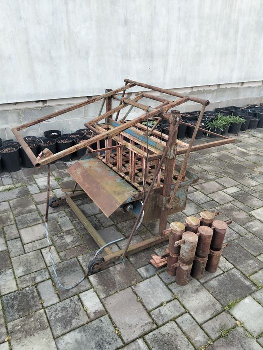 Прес для виготовлення блоків.