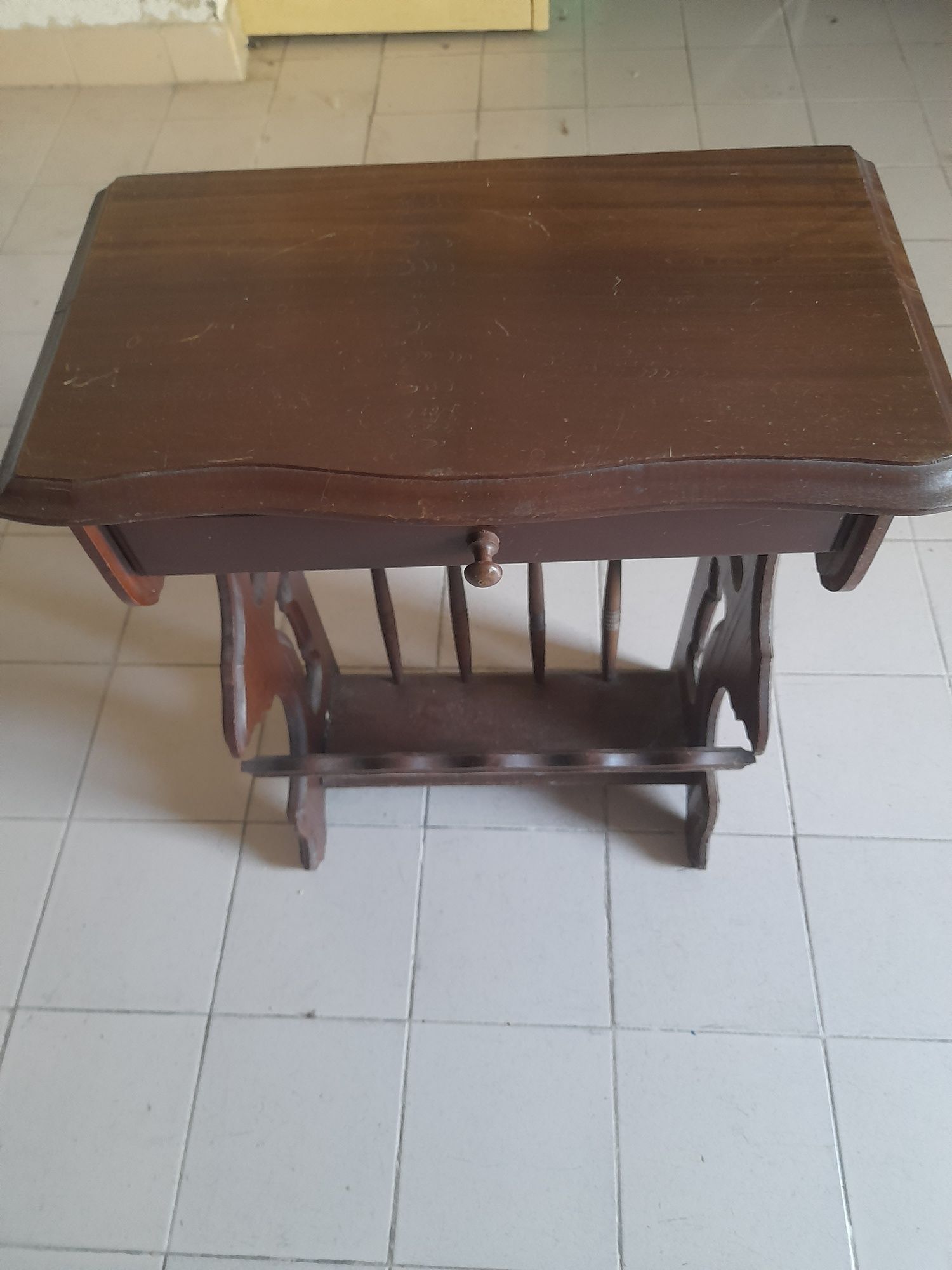 Móvel antigo madeira castanho antigo.