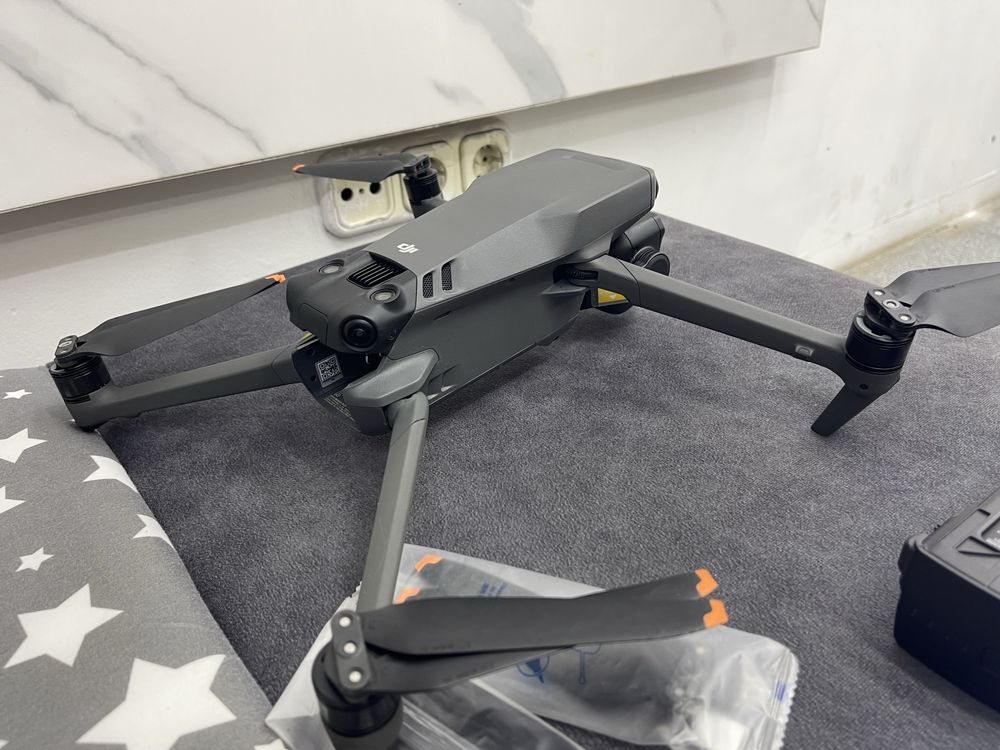 Квадрокоптер DJI Mavic 3 Pro