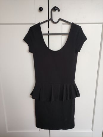 Czarna sukienka z baskinką falbanką mała hm 36 S