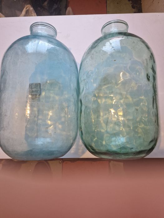 Продам 10 литровые банки в хорошем состоянии  за две