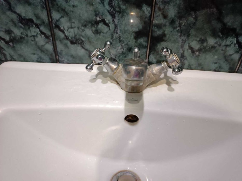 Кран -смеситель.На умывальник , на ванну со шлангом.