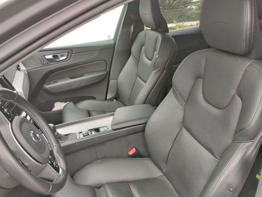 Vendo Volvo XC 60 inscription D4 diesel de julho de 2020 com 42.000km.