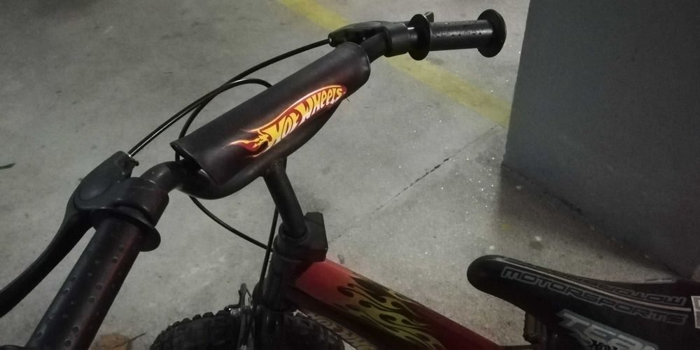 Bicicleta hot wheels com rodinhas