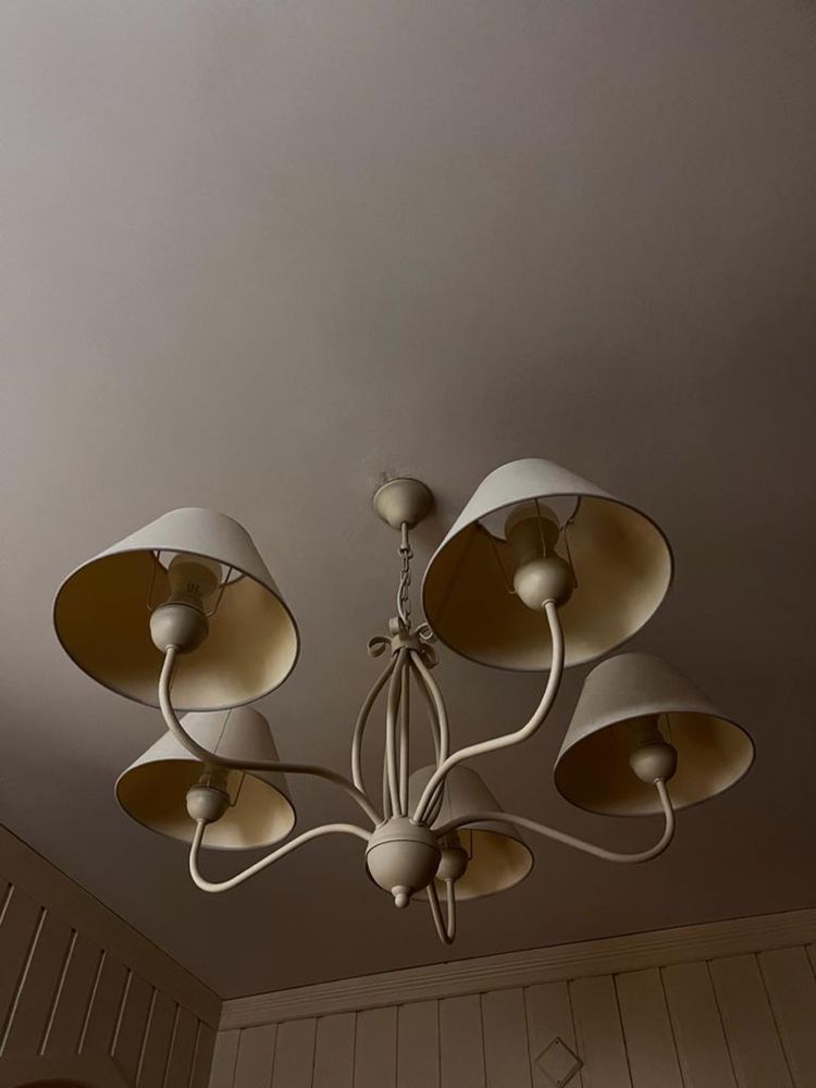 Żyrandole/ lampy