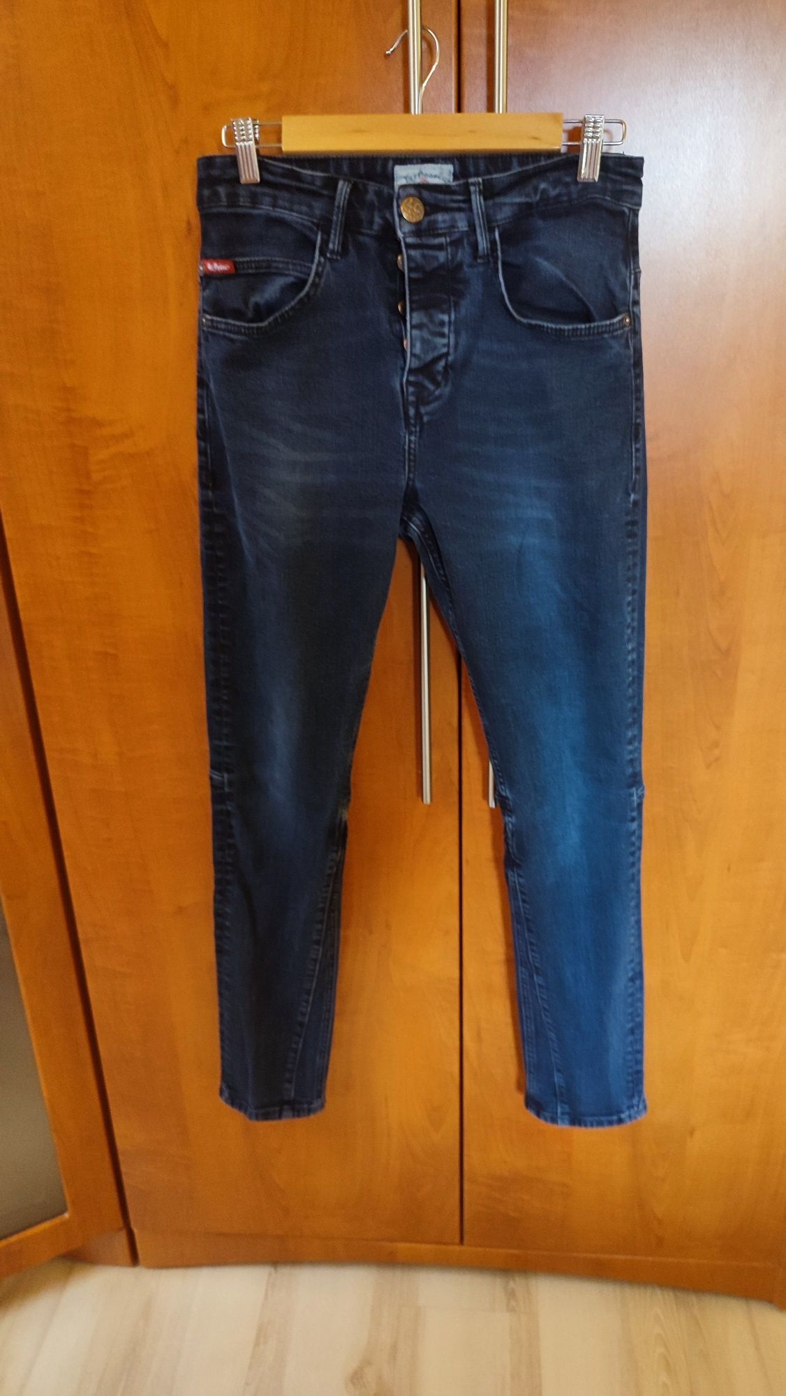 Jeans Lee Cooper
Długość 106 cm
Szerokość w pasie 39 cm