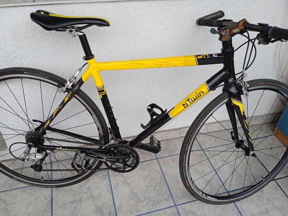 rower szosowy z prostą kierownicą trekking btwinn Shimano deore