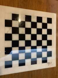 Fabuloso xadrez em alabastro e peças em estanho