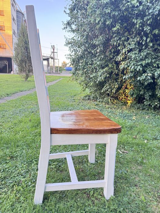 Komplet 4 krzeseł drewnianych – wygodne i zadbane