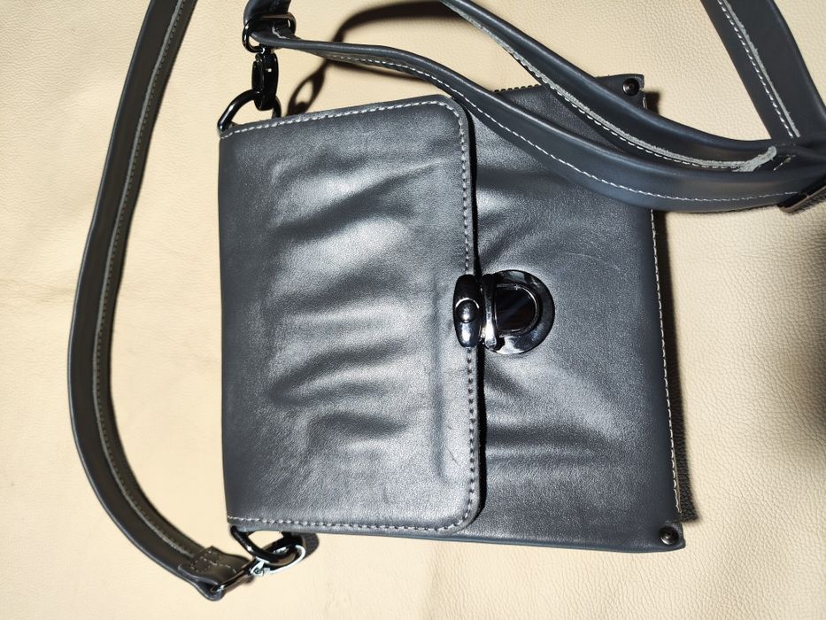 Барсетка кожаная на ремне.