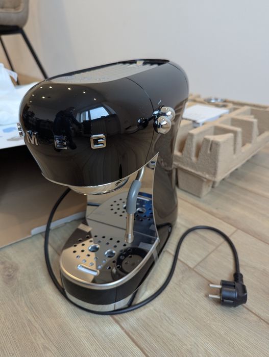 Кавоварка ріжкова Smeg ECF02BLEU, нова