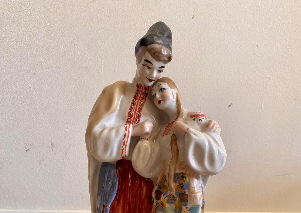 Figurka porcelanowa. Uszkodzona. Kto się zlituje?