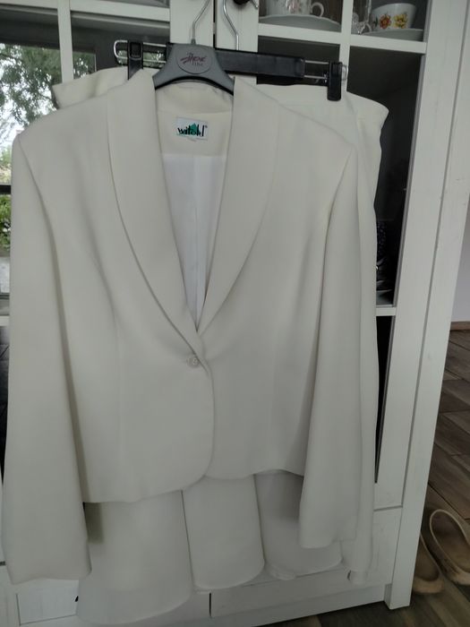 Kremowy garnitur- żakiet r.44 spódnica r.46