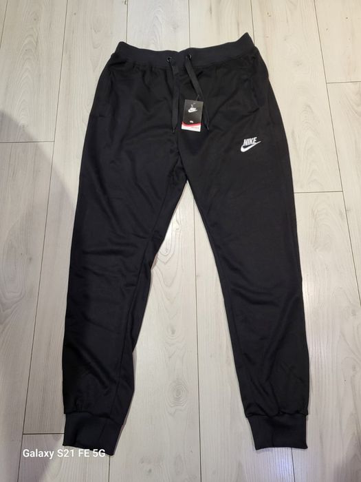 Czarne spodnie dresowe rozmiar M