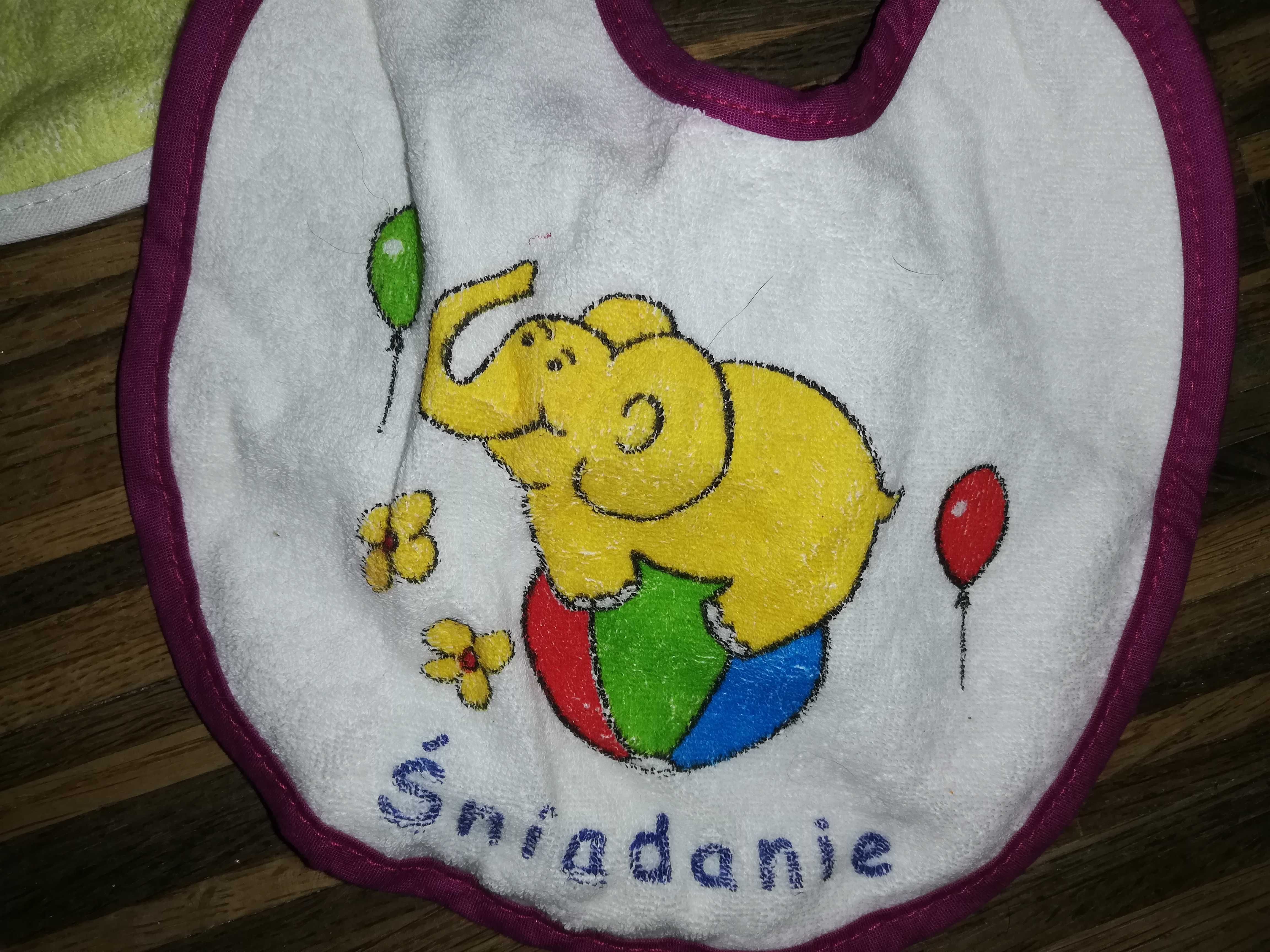 Trzy śliniaki Akuku