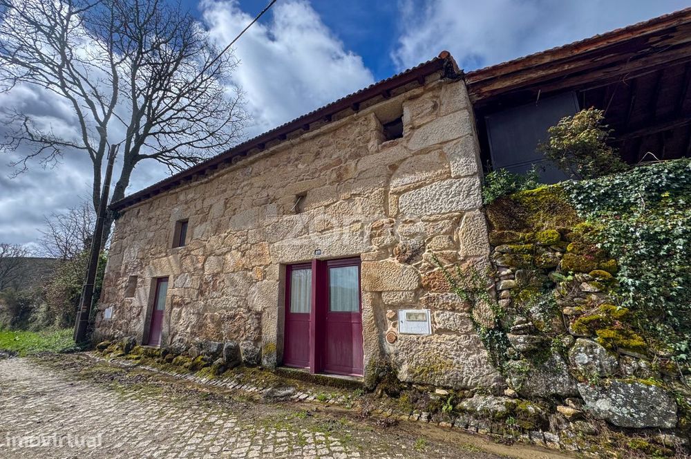 Moradia T2+1 com jardim e terreno –  Tourém, Montalgre