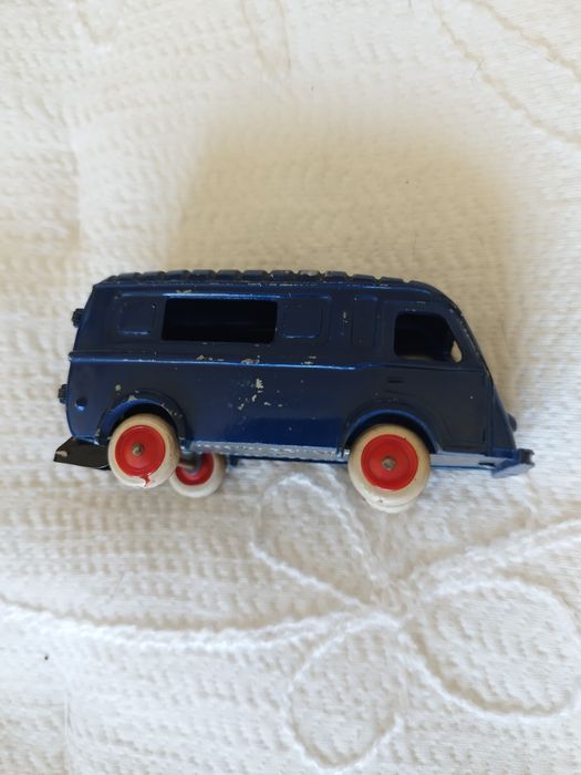 Furgão policial Renault. Uma miniatura do Renault 1000 kg, um furgão p