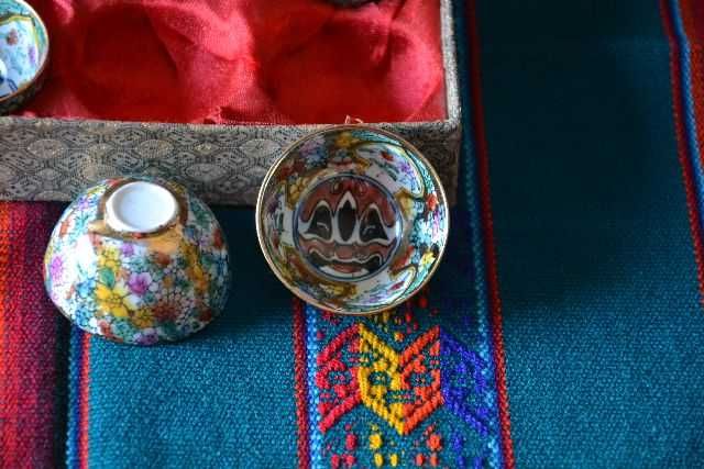 Caixa com 12 tacinhas em porcelana chinesa.