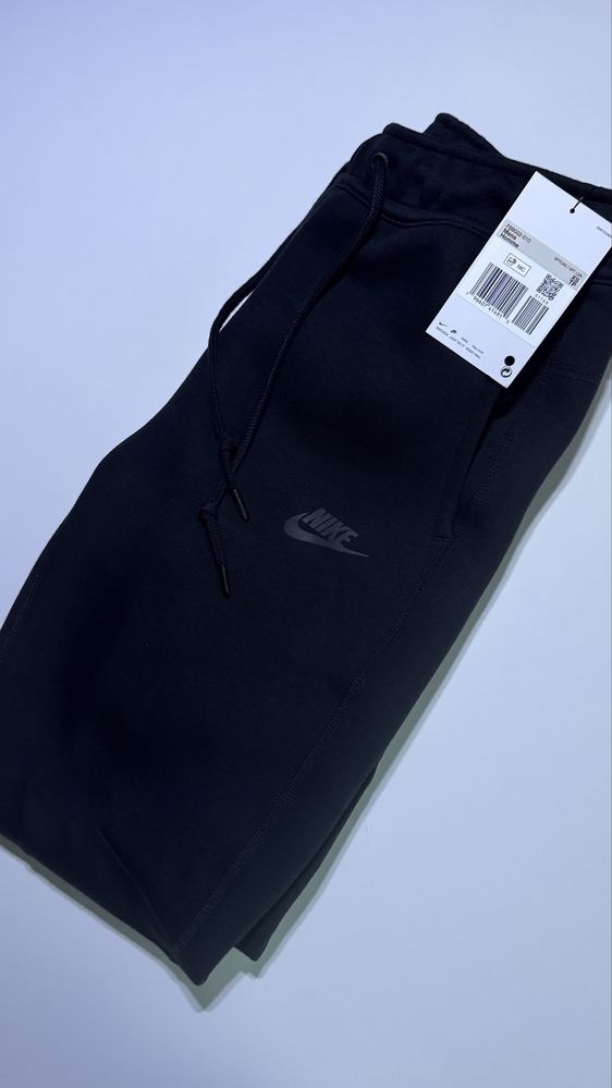 Nowe, czarne spodnie dresowe Nike Tech Fleece w rozmiarze XS joggers