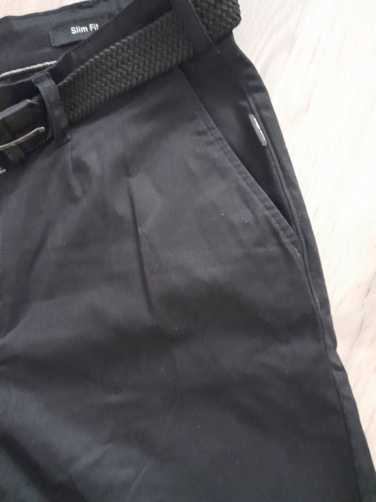 Czarne jeansy męskie z paskiem Slim Fit  Cropp