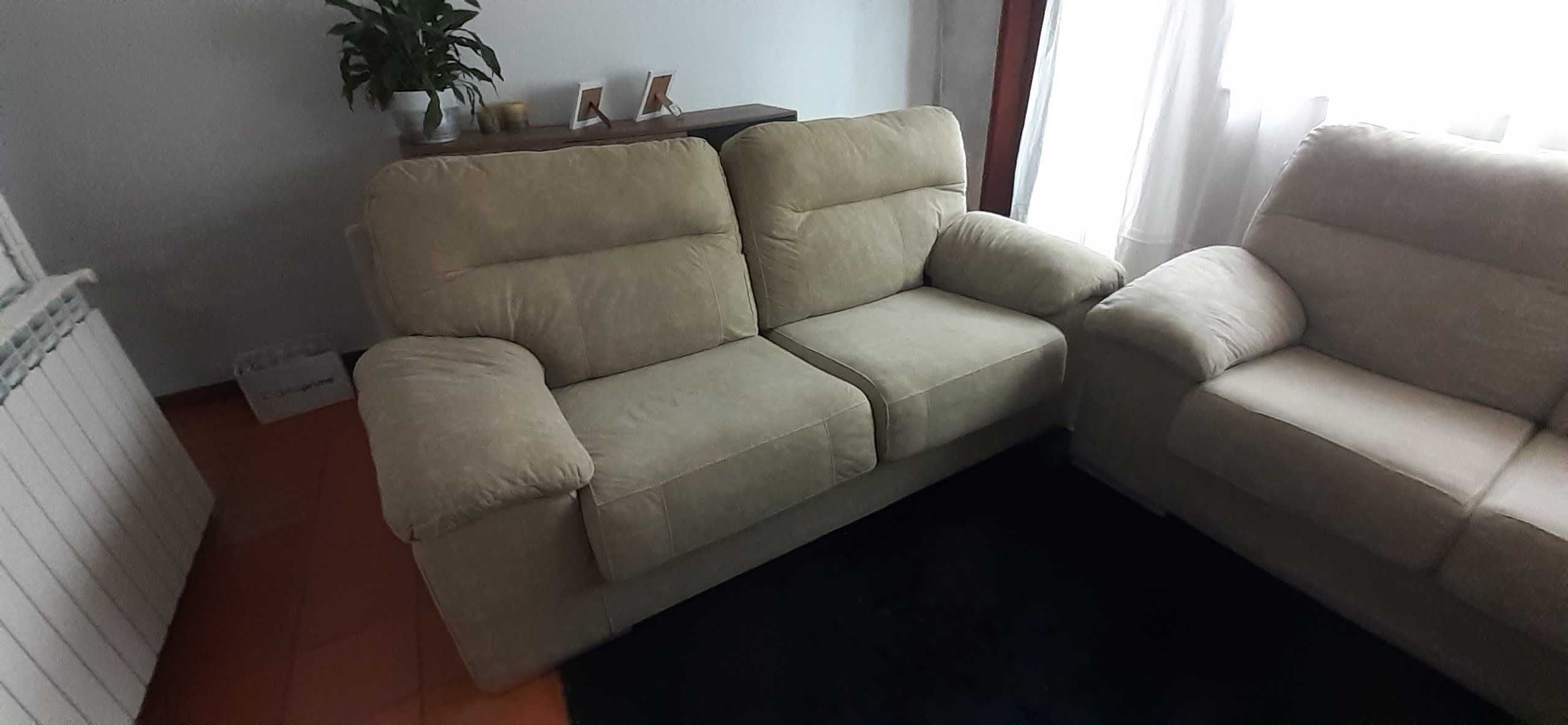 Vendo 2 sofás - 1 de 3 lugares , outro de 2