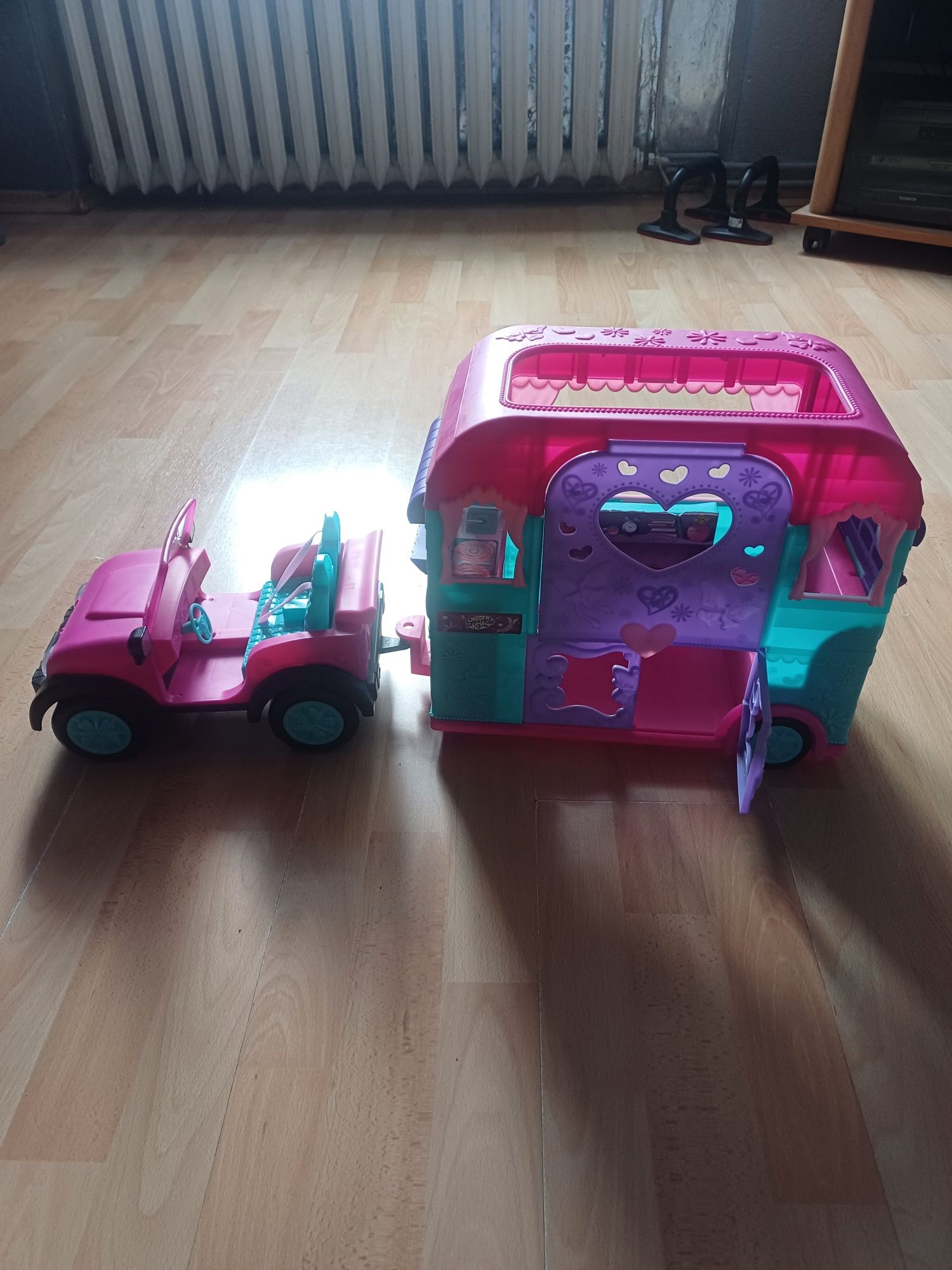 Auto z przyczepa  lalek Barbi  cemping