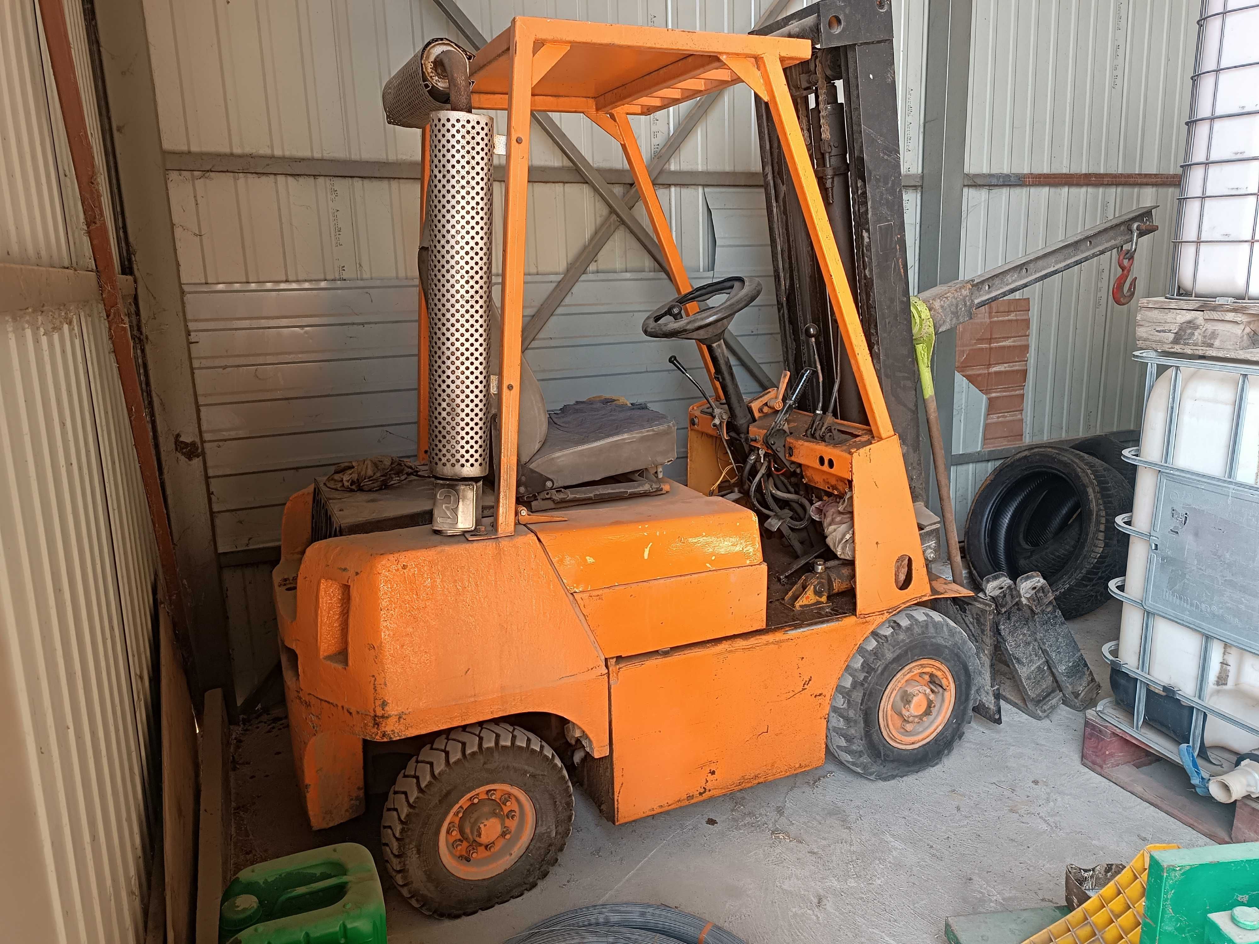 Wózek widłowy terenowy Manitou MC200.