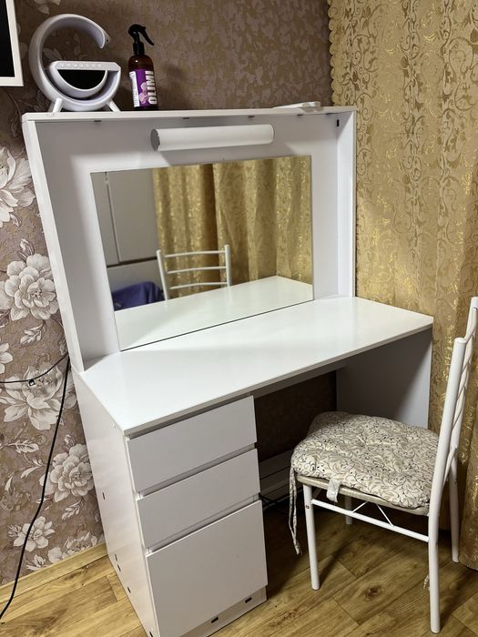 Продам жіночий косметичний столик.