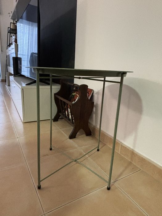 mesa de apoiso redonda em metal verde