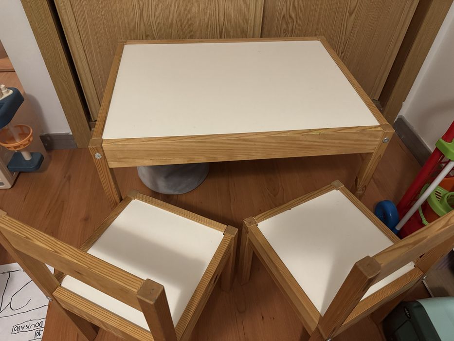 Mesa e cadeiras criança