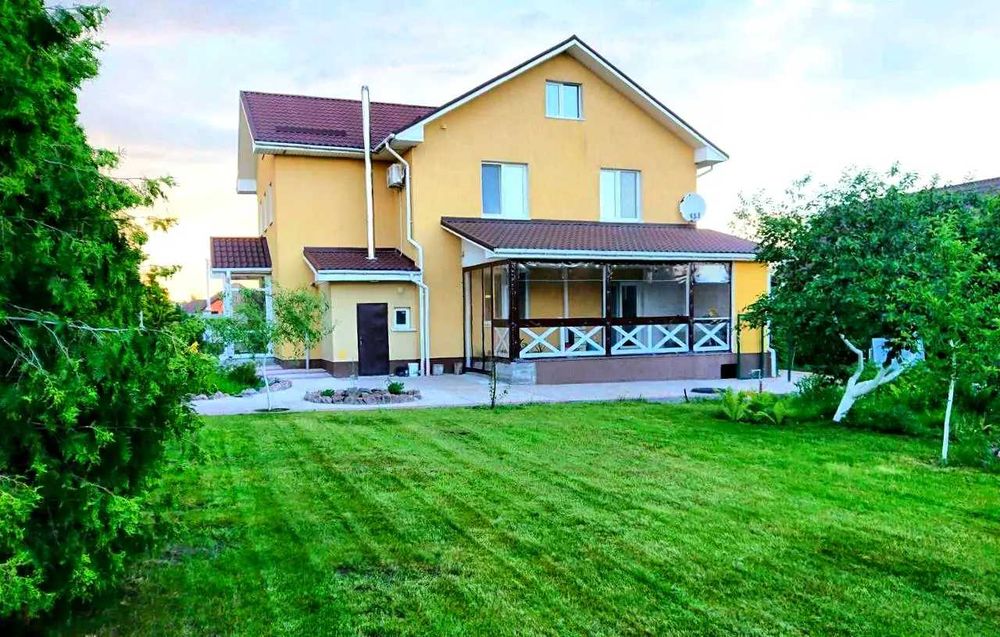 Продаж жилого будинку. Газ,камін,твердопалевний котел,гараж,підвал.