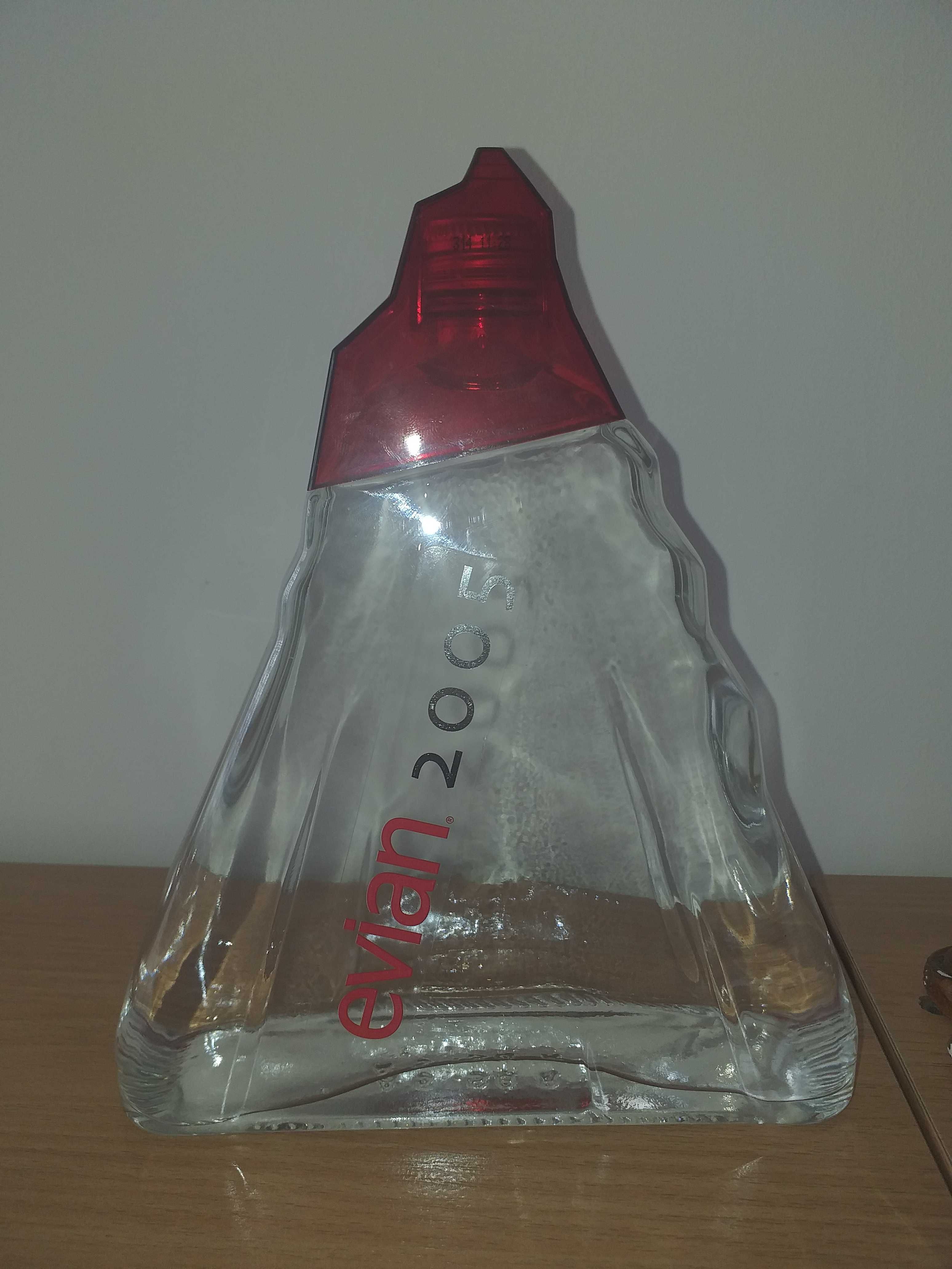 Woda Evian 2005 - ozdobna butelka, oryginalne zamknięcie.