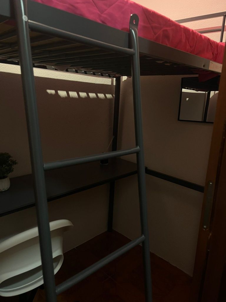 Alugo quarto a menina estudante