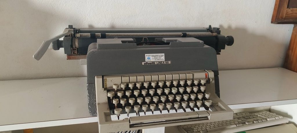 Máquina escrever Olivetti Linea 98