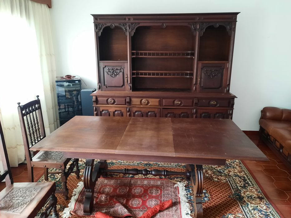 Mobília de sala composta por mesa cadeiras e móvel