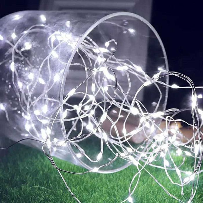 Lampki dekoracyjne na druciku na baterie 50 LED białe zimne