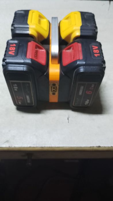 Кейс - адаптер для батарей DeWalt. Параллельное соединение 4-х.