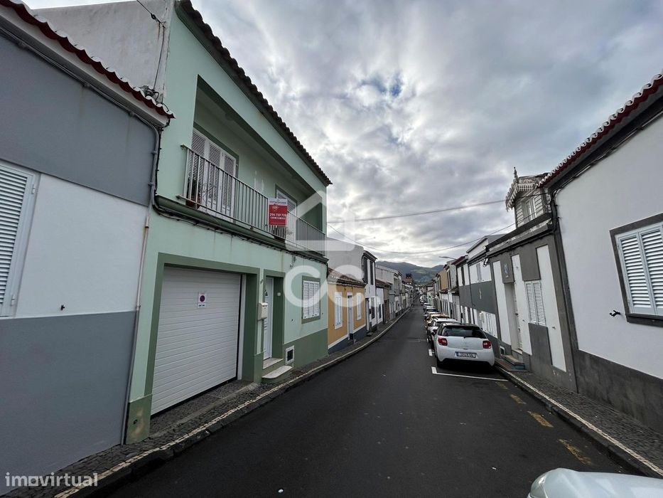 Moradia com 4 Quartos - Matriz -Ribeira Grande