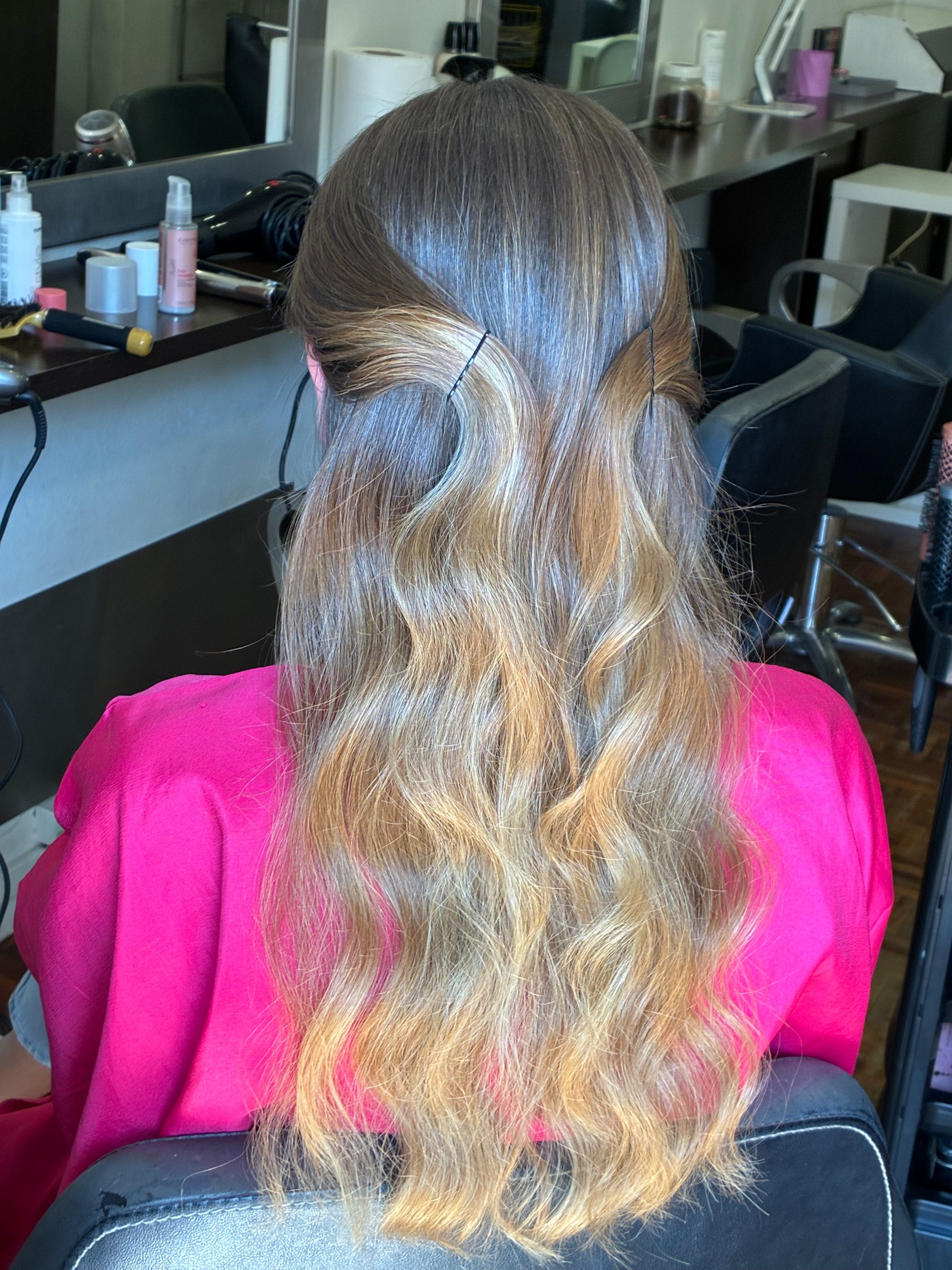 Cabeleireira , penteado de casamento, maquiagem.