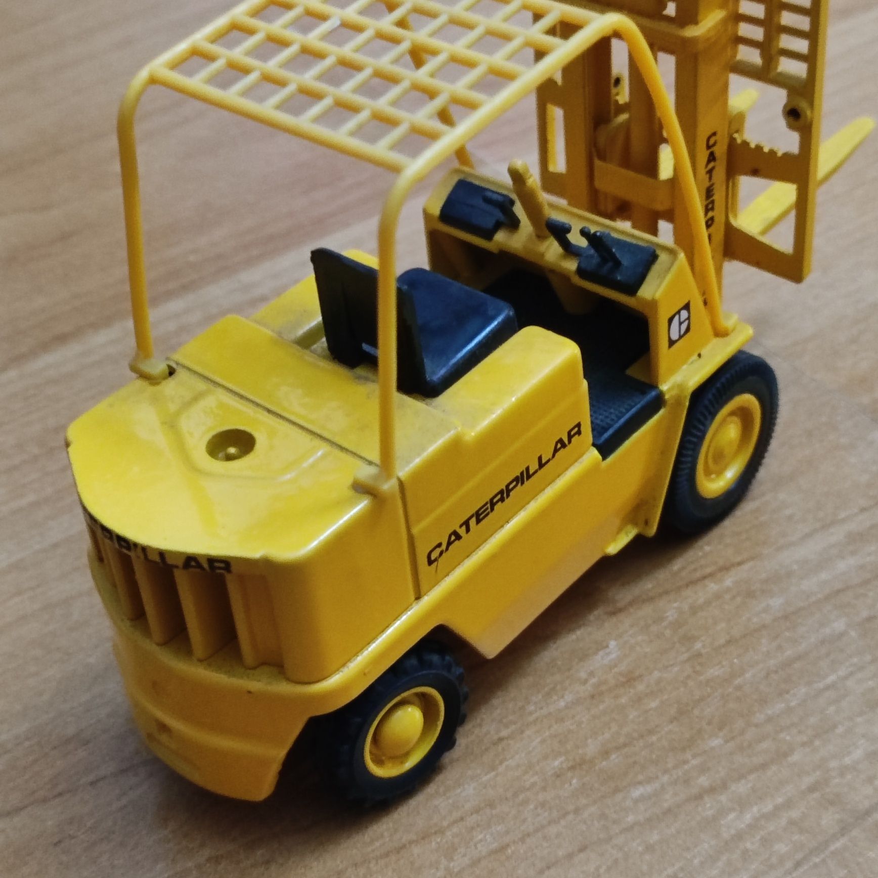 Model Joal Caterpillar wózek widlowy