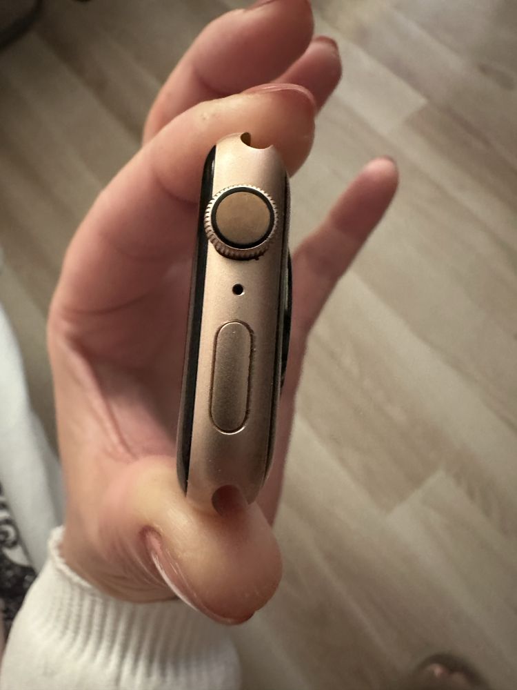 Apple watch Series 4 44mm bardzo dobry stan , ladowarka .