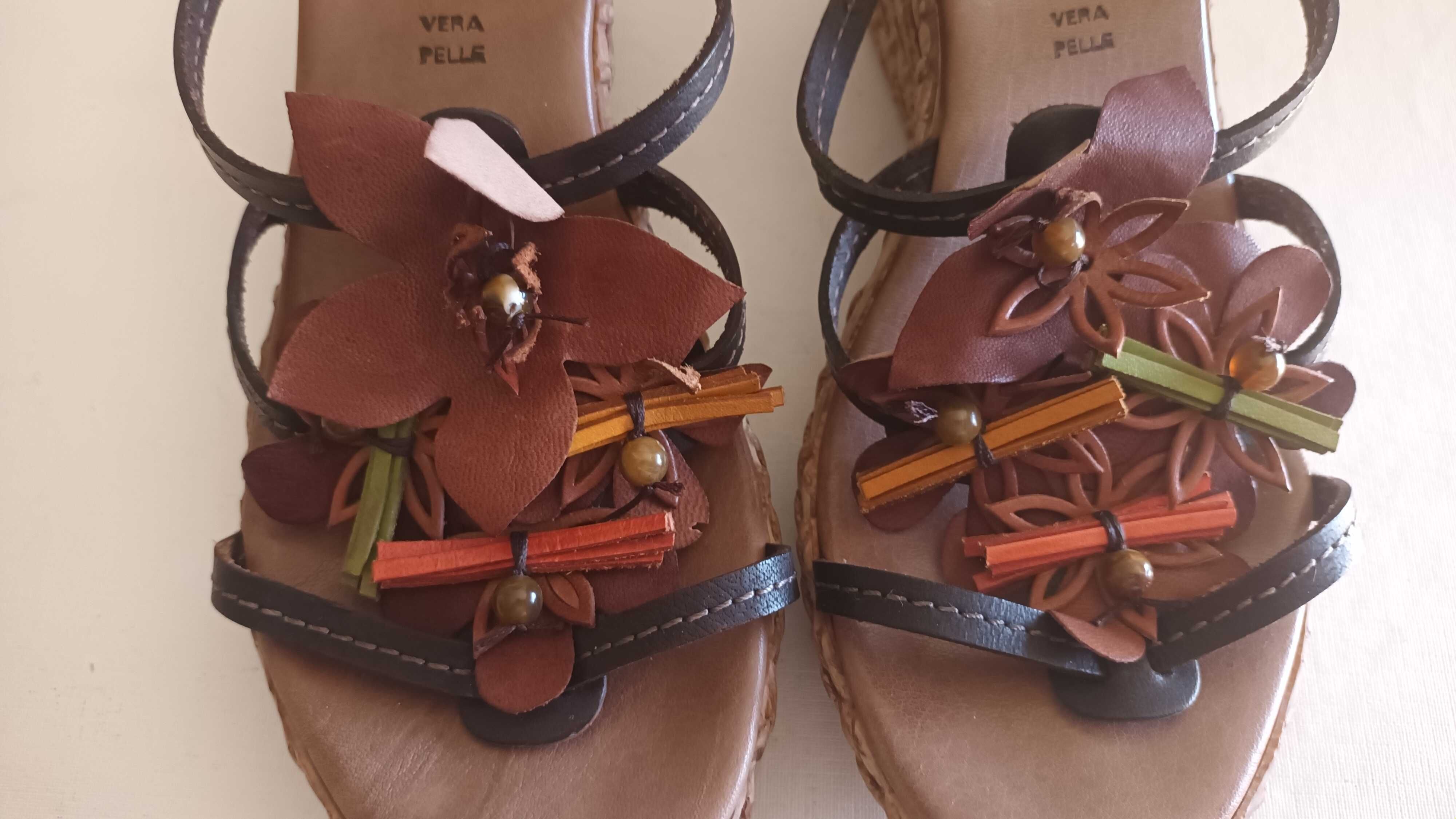 Chinelas de cunha em pele